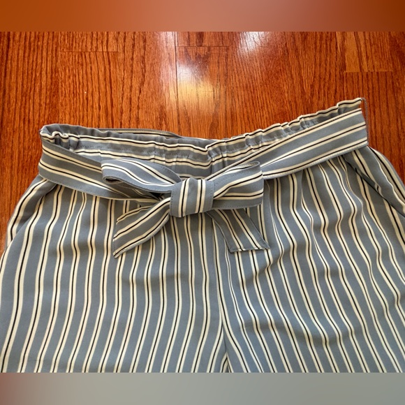 Loft, women’s dressy white with navy stripes Capri pants, size medium - Picture 2 of 6